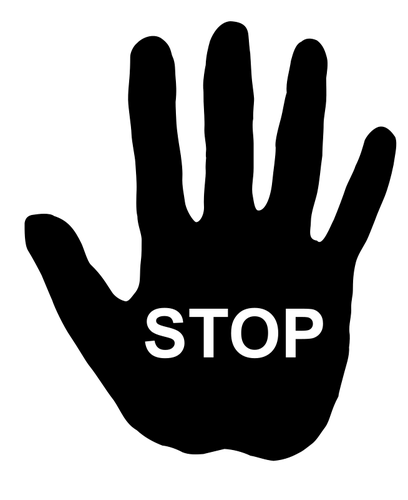 Mano humana con el texto "stop"