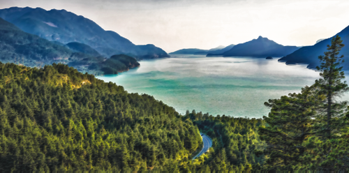 SurrealistickÃ© horskÃ© jezero panorama